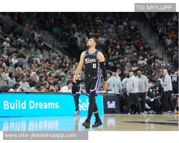 拉文第9次砍下40分以上并命中8记三分创历史新高仅次于水花兄弟与表演者