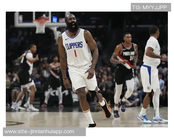 哈登首节表现出色8投5中斩获13分1篮板1助攻状态回暖令人期待