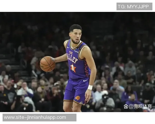 布克谈球队信任建立过程强调夏季训练的重要性与团队凝聚力