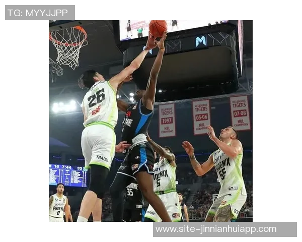 锡安赤膊上身展现惊人天赋NBL社媒热议他的强壮体魄与运动能力 锡安赤膊上身展现惊人天赋NBL社媒热议他的强壮体魄与运动能力